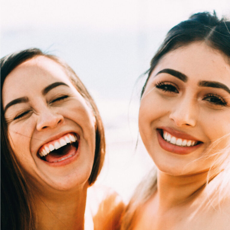 zwei Freundinnen lachen entspannt